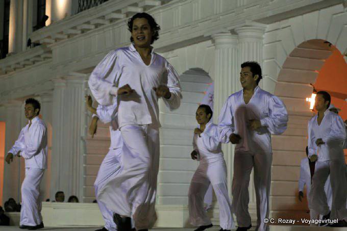 Bailarines en blanco de la demostración, danza, San Cristóbal de Las Casas - Mexico