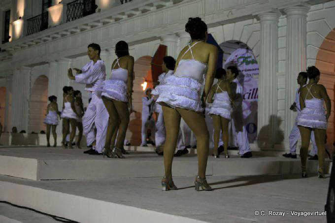 Detrás de bailarines, baile delante de la Casa Consistorial, San Cristóbal de Las Casas - Mexico