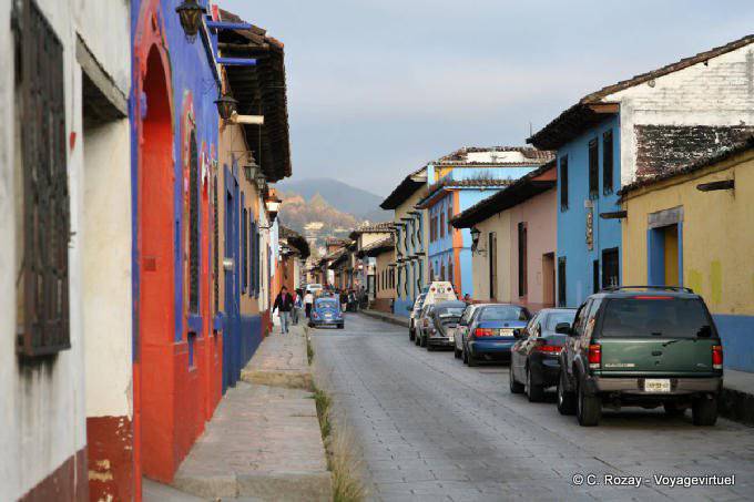 Una típica calle de San Cristóbal de Las Casas - Mexico