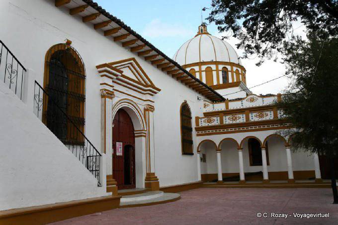 Capilla lateral y la cúpula de la Iglesia de Guadalupe, San Cristóbal de Las Casas - Mexico