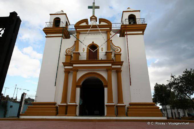 La fachada de la iglesia de Guadalupe, San Cristóbal de Las Casas - Mexico