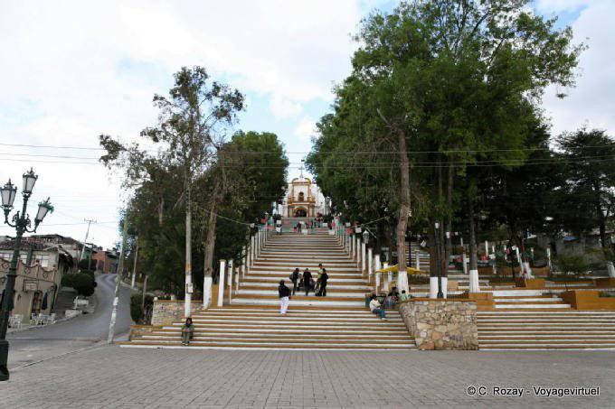 Al pie de la escalera que conduce a la iglesia de Guadalupe, San Cristóbal de Las Casas - Mexico