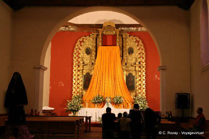 Altar de la iglesia de San Nicolás, San Cristóbal de Las Casas - Mexico