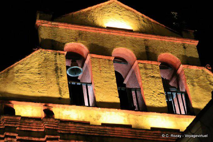 El campanario visto en la noche, la iglesia de San Nicolás, San Cristóbal de Las Casas - Mexico