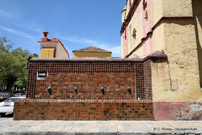 Fuente delante de la iglesia, la iglesia de San Nicolás, San Cristóbal de Las Casas - Mexico