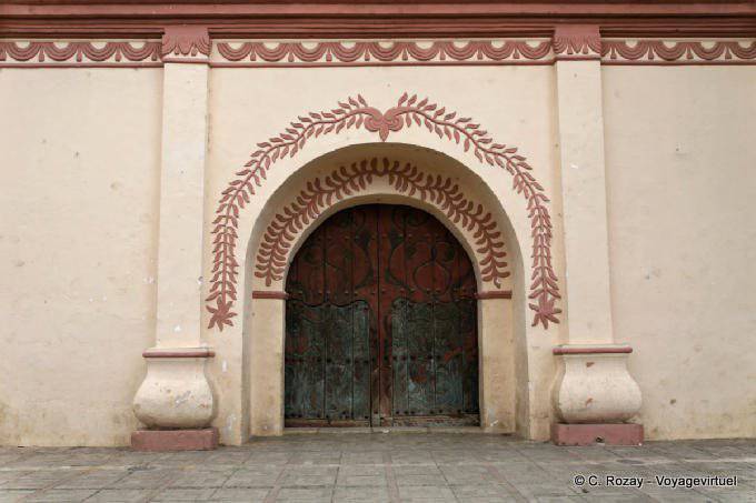 Portal y la decoración de la iglesia de San Francisco, San Cristóbal de Las Casas - Mexico