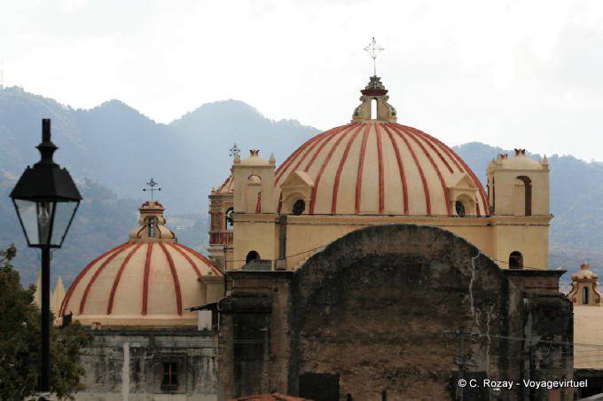 Las cúpulas de la Iglesia de La Caridad, San Cristóbal de Las Casas - Mexico