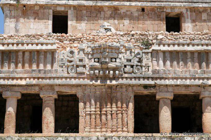 Columnas que sostienen la máscara de Dios Chaak, Palacio Norte, Sayil - Mexico