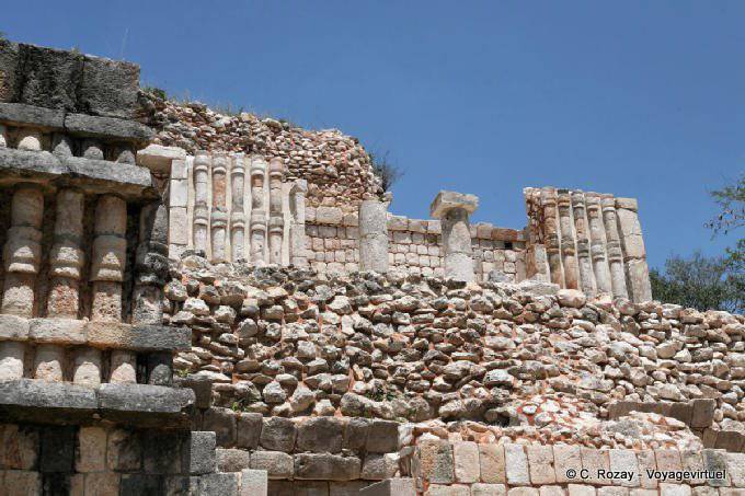 Palacio Norte, columnas aplica al lado, Sayil - Mexico