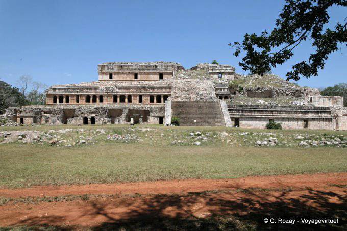 Vista de la fachada del Palacio Norte, Sayil - Mexico