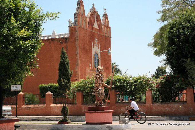 La Iglesia de San Antonio, vista desde la Calle 26, Ticul - Mexico