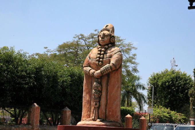 Una de las estatuas de centro maya Ticul - Mexico