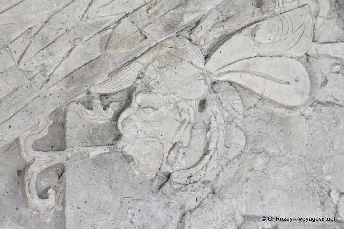 Foco en la cara tallada del fresco de los cuatro soles, Friso del Sueño Señores Tonina - Mexico