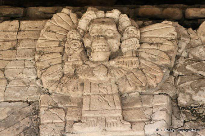 El dios de la muerte sosteniendo en sus manos la cabeza de Kan-Xull II, Friso del Sueño Señores Tonina - Mexico