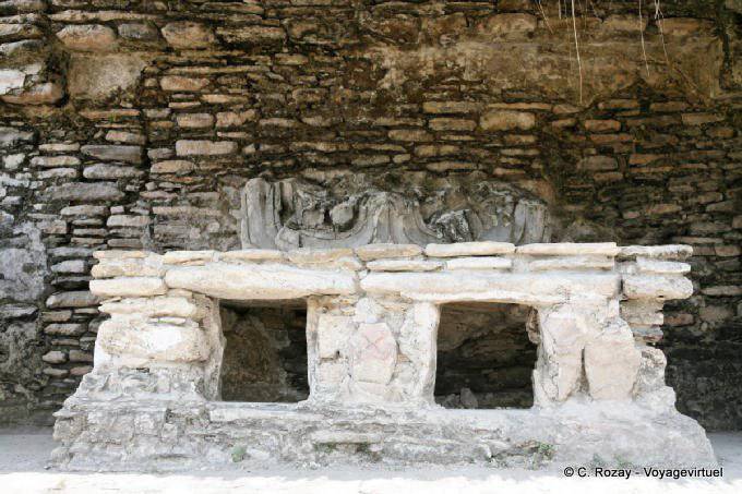 Glifos de estuco del altar, el Palacio de griego y de la guerra, Tonina - Mexico