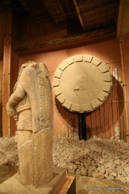 Disco y trasera vista estatua, museo Tonina - Mexico