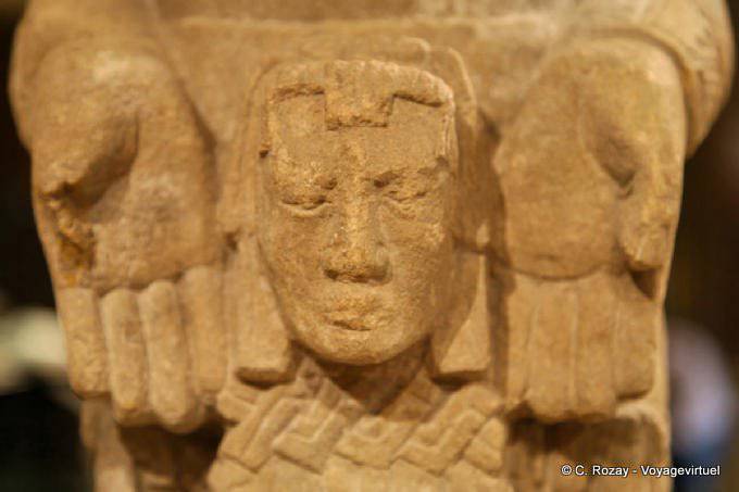 Estatua sosteniendo su cabeza entre las manos, museo Tonina - Mexico