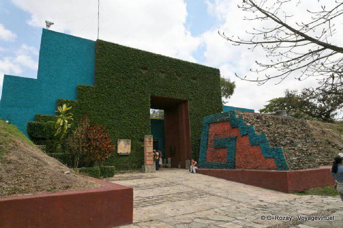 Ecológica, exterior Museo de Toniná - Mexico