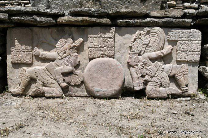 Jugadores de socorro de la versión maya del juego de pelota panmesoamericano Tonina - Mexico