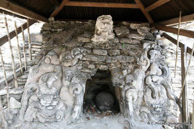 El altar del Monstruo de la Tierra, devorando una esfera solar piedra Tonina - Mexico