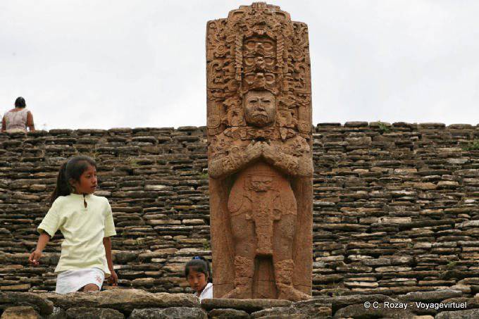 Los niños curiosos ante la estatua del siglo VI que representa al soberano B'alam Ya Acal, Tonina - Mexico