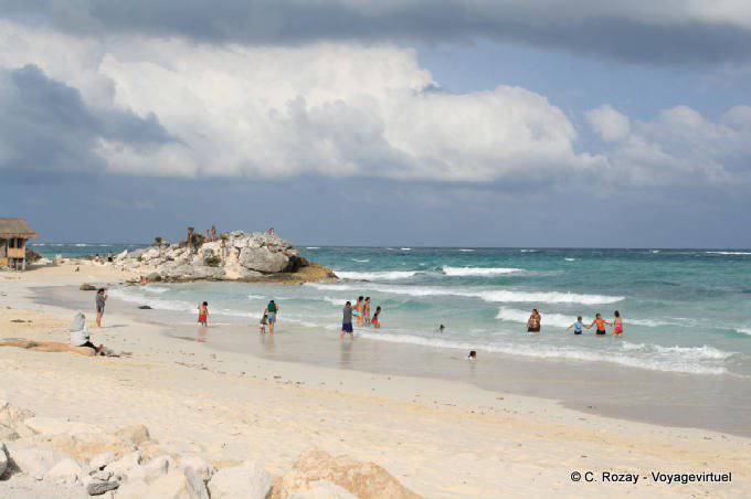 Bañistas en la playa de Tulum - Mexico