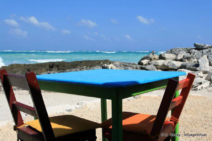Tabla de colores y el mar, Tulum - Mexico