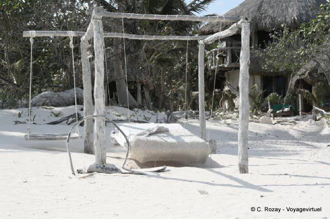 Cama suspendida en una playa de Tulum - Mexico