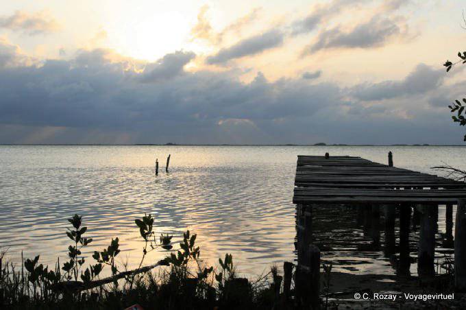 embarcadero en la laguna de Sian Kaan, Tulum - Mexico