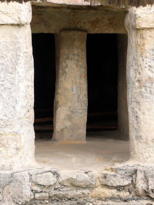 Columnas en una pieza, sitio arqueológico de Tulum - Mexico