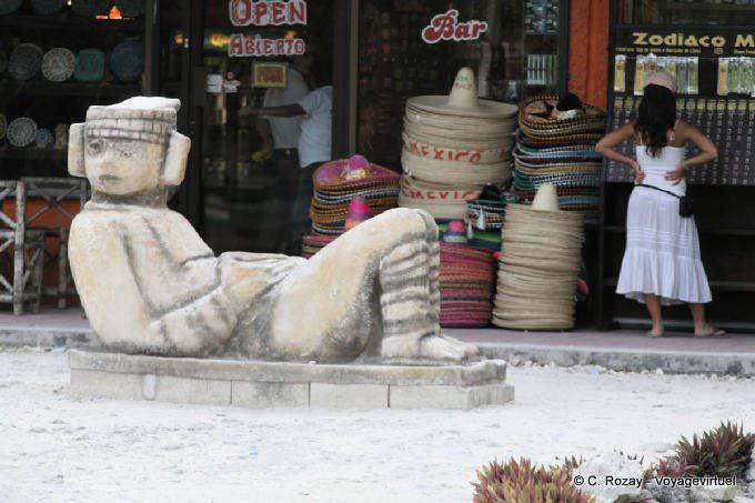 Reproducción Chac Mool antes de la tienda de recuerdos, sitio, Tulum - Mexico