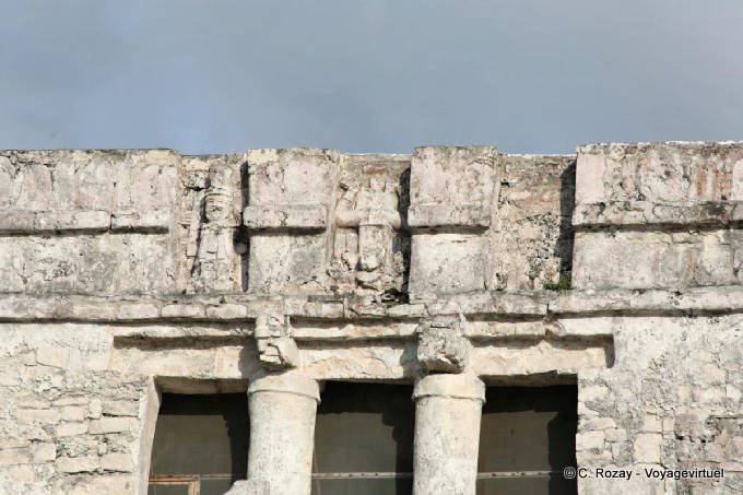 Escultura del dios descendente en el nicho central, El Castillo, Tulum - Mexico