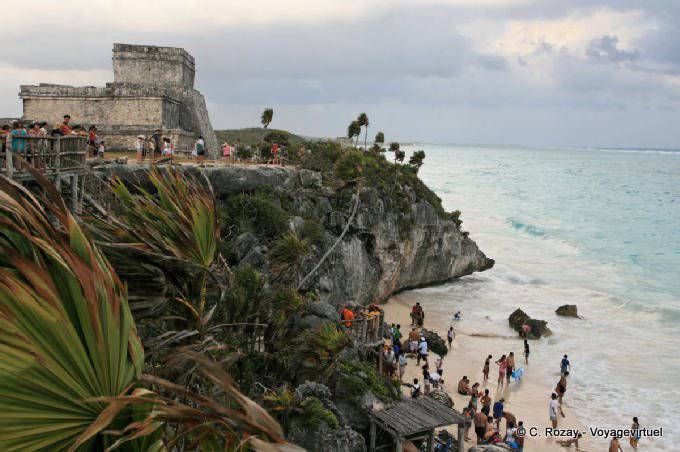La playa al pie del Templo del Dios del Viento, Tulum - Mexico