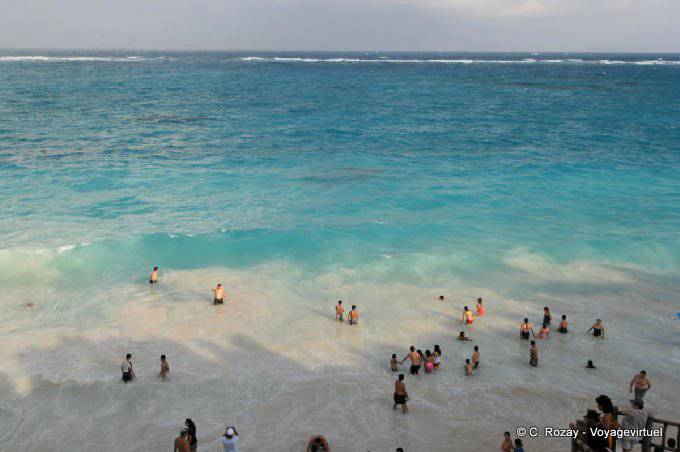 Natación en la playa de la ciudad Maya de Tulum - Mexico