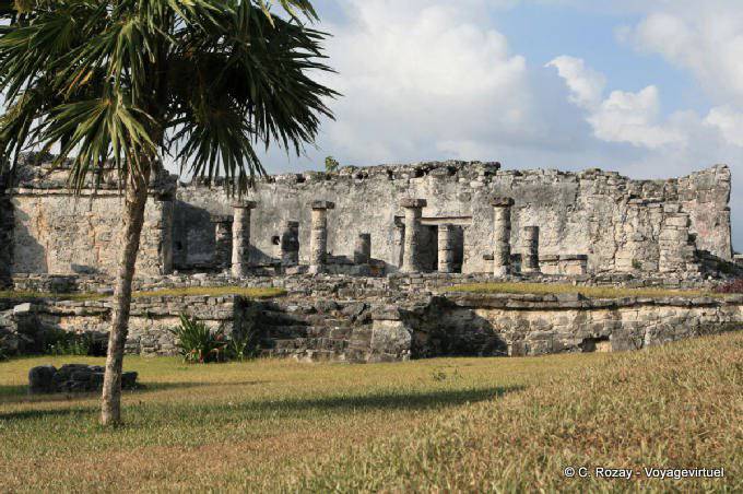 Conjunto de columnas de un palacio, Tulum - Mexico