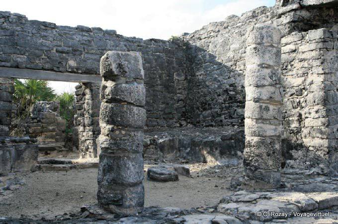 Columnas dentro de la Casa del Cenote, Tulum - Mexico