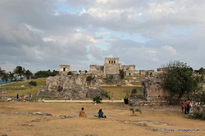 Meditación en el medio de la zona arqueológica, Tulum - Mexico