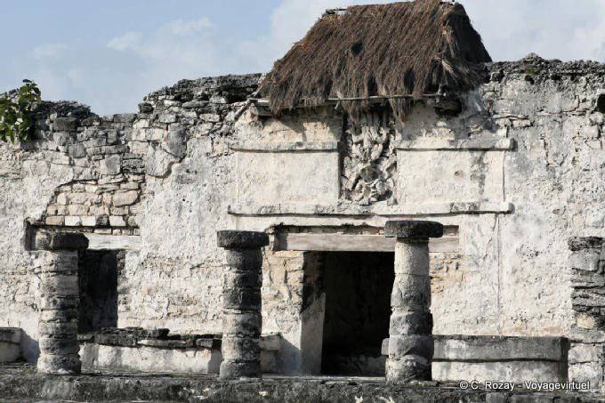 Columnas y techo de paja de la XXV estructura, Tulum - Mexico