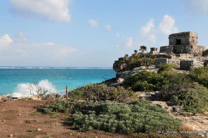 Ola a los pies de todo el Kukulcán, el Templo del Dios del Viento, Tulum - Mexico