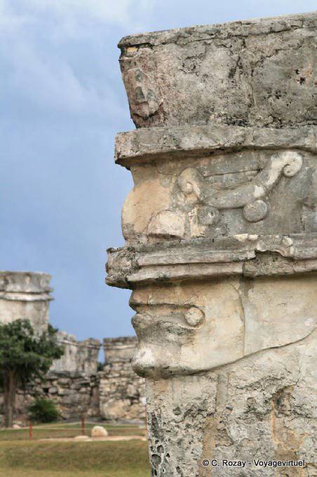 Sagrado frente a la esquina del Templo de los Frescos, Tulum - Mexico