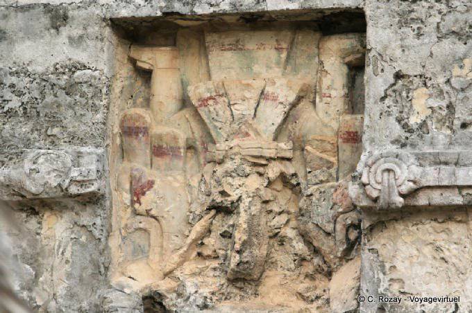 Color permanece en la escultura hueca, el Templo de las Pinturas, Tulum - Mexico