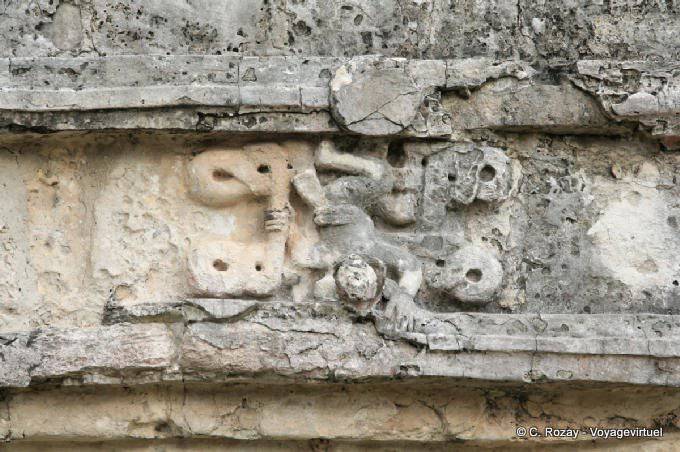 Detalle de una escultura en la pared, el Templo de los Frescos, Tulum - Mexico