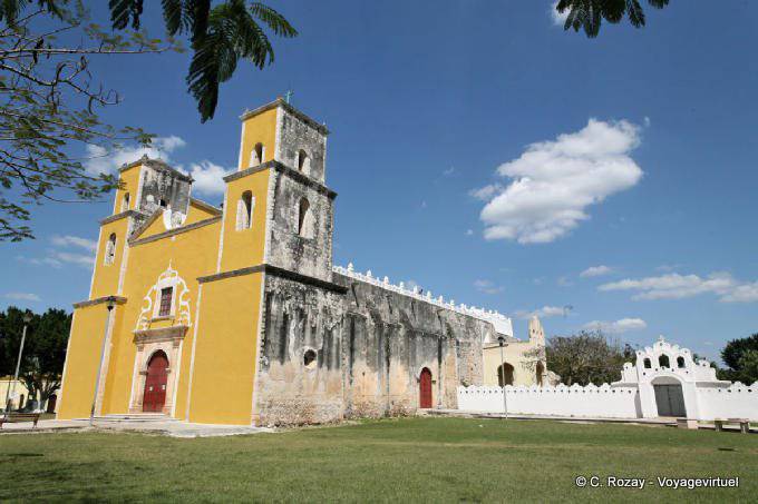 Otra vista de la iglesia siendo restaurado, Sotuta, Yucatán - Mexico