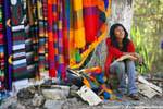 Pañuelos de colores, la chica al pie del árbol, Chichén Itzá, Mexico.