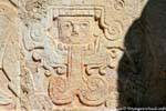 El hombre que sale de la boca de una serpiente emplumada, el alivio, la plataforma de Venus, en Chichén Itzá, Mexico.