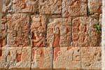Concéntrese en esculturas de color, Templo del Hombre Con Barba, Chichen Itza, Mexico.