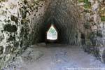 Arco túnel maya que conduce a una cámara en la pirámide de Coba, Mexico.