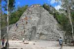 Ascensión de la pirámide de Nohoch Mul Coba, Mexico.