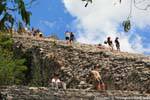 Turistas en la pendiente, Nohoch Mul, Coba, Mexico.