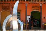 Escultura delante de la Casa Aguirre, Comitán de Domínguez, Mexico.